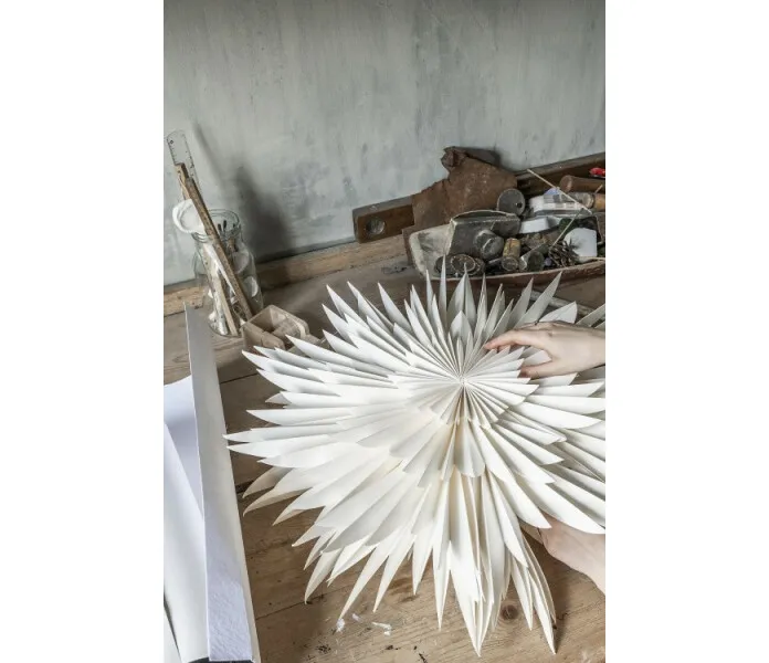 Maja 60 white hands 500x0 kuva