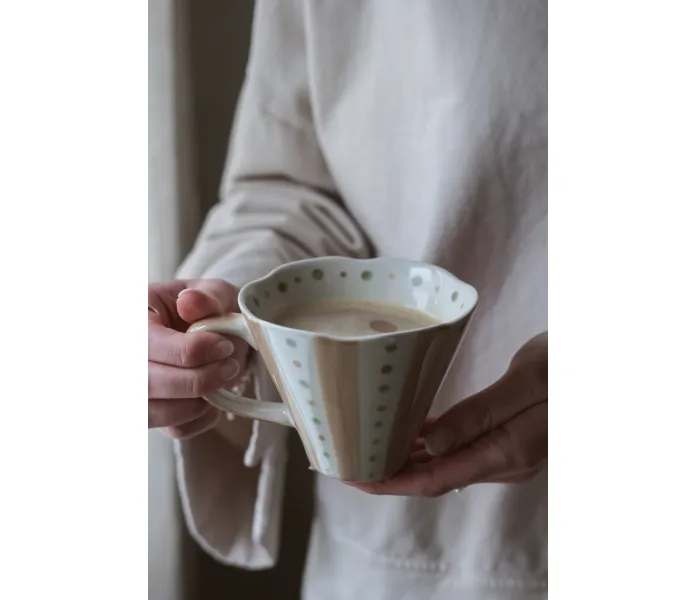 FEELGOOD TAUPE GREEN DOTS STRIPES MUGG kuva