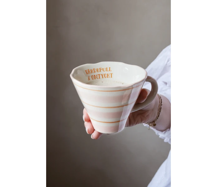FEELGOOD OMTYCKT VARDEFULL KERAMIK MUGG MAJAS COTTAGE INSPO image