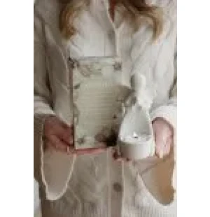 Majan Suojelusenkeli-Tuikkukynttilän pidike lahjapakkauksessa kuva