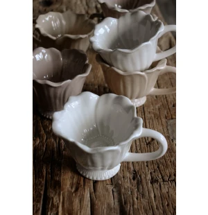 Majas Blomstra Muki valkoinen kuva