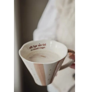 Majan Muki tekstillä “Allt har sin tid, en stund i taget” kuva