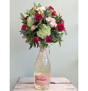 Kuohuviinipullo kukka-asetelmalla kuva